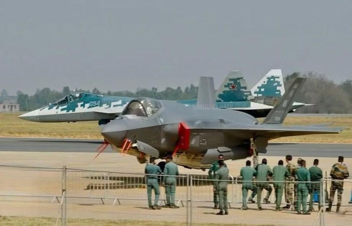 New Delhi tiếp tục bày tỏ sự quan tâm và mới đây đã ký hợp đồng mua thêm 114 tiêm kích Rafale của Pháp đi kèm giấy phép sản xuất tại chỗ, điều này chắc chắn ảnh hưởng đến triển vọng đặt hàng Su-57E.