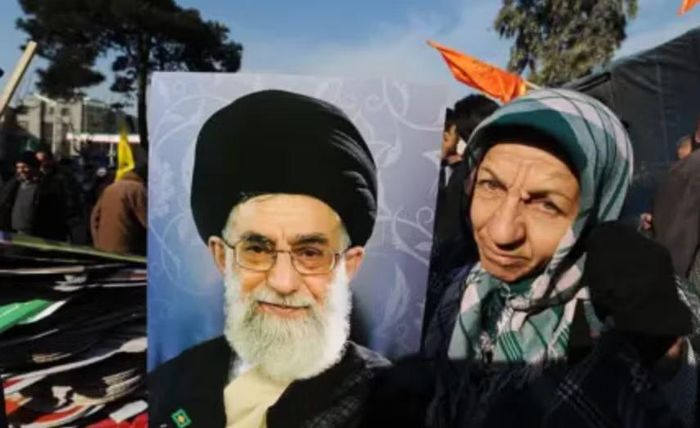 Thông báo được đưa ra ngày 13/6. Theo đó, lễ tang của ông Ali Khamenei sẽ bắt đầu tại thủ đô Tehran vào ngày 4/7. Đây sẽ là nghi lễ cấp quốc gia với sự tham gia của các quan chức cấp cao, giới giáo sĩ cùng đông đảo người dân Iran.