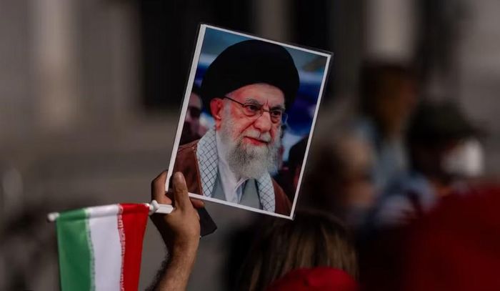 Giới phân tích nhận định, tang lễ của ông Ali Khamenei không chỉ là sự kiện mang ý nghĩa tưởng niệm một nhà lãnh đạo có tầm ảnh hưởng sâu rộng, mà còn là dấu mốc chính trị quan trọng, mở ra giai đoạn mới của Iran sau nhiều tháng biến động.