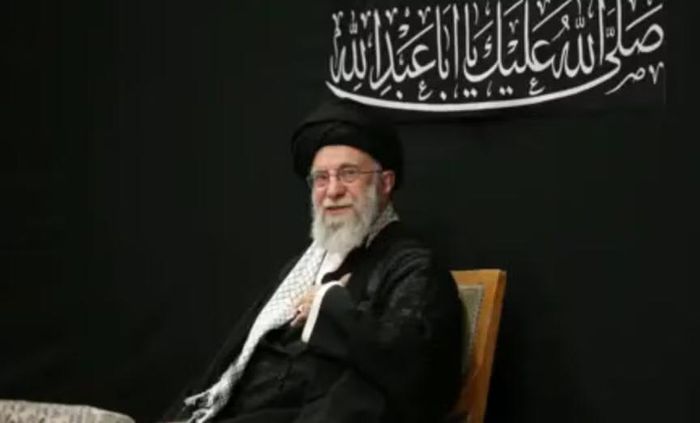 Đáng chú ý, thông báo về tang lễ được đưa ra khi xuất hiện nhiều tín hiệu cho thấy Mỹ và Iran đang tiến gần hơn tới một thỏa thuận nhằm hạ nhiệt căng thẳng sau nhiều tháng đối đầu. Dù vậy, hai bên vẫn chưa đưa ra xác nhận cuối cùng về bất kỳ thỏa thuận chính thức nào.