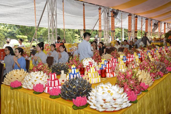 Trước đó, chiều 13-6, Ban Trị sự Giáo hội Phật giáo Việt Nam TPHCM đã tổ chức lễ khai kinh, thỉnh chư anh linh, hương linh các anh hùng liệt sĩ và đồng bào yêu nước tại Công viên Lê Thị Riêng.