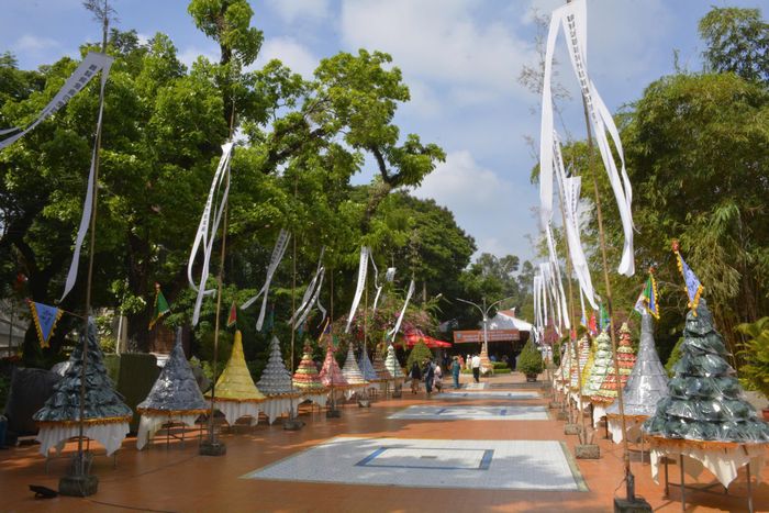 Công viên Lê Thị Riêng, nơi diễn ra buổi lễ, từng là nghĩa trang Đô Thành - Chợ Quán. Đây cũng là khu vực đang được triển khai công tác tìm kiếm, quy tập hài cốt liệt sĩ tại các mộ chôn tập thể. Theo các nghiên cứu, khu vực này có khả năng còn tồn tại 3 rãnh mộ tập thể với khoảng 900 bộ hài cốt chưa được tìm thấy.