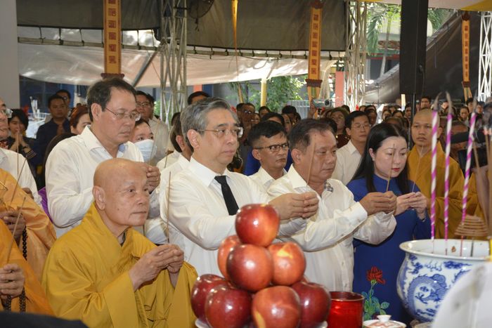 Buổi lễ có sự tham dự của Phó Bí thư Thành ủy TPHCM Nguyễn Phước Lộc, đại diện các sở, ban ngành, lãnh đạo Quân khu 7 cùng đông đảo Phật tử, người dân.