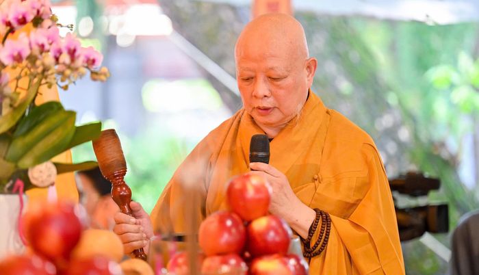 Nhiều người xúc động khi nghe lại những câu chuyện về sự hy sinh của các thế hệ đi trước cũng như hành trình tìm kiếm, quy tập hài cốt liệt sĩ kéo dài nhiều năm qua.