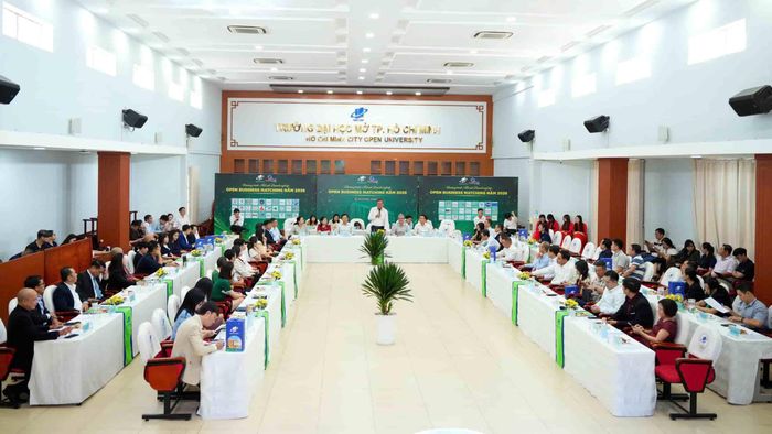 Đại diện các doanh nghiệp chia sẻ kinh nghiệm, nhu cầu nhân lực trong bối cảnh AI tác động mạnh đến thị trường lao động. Ảnh: M.C