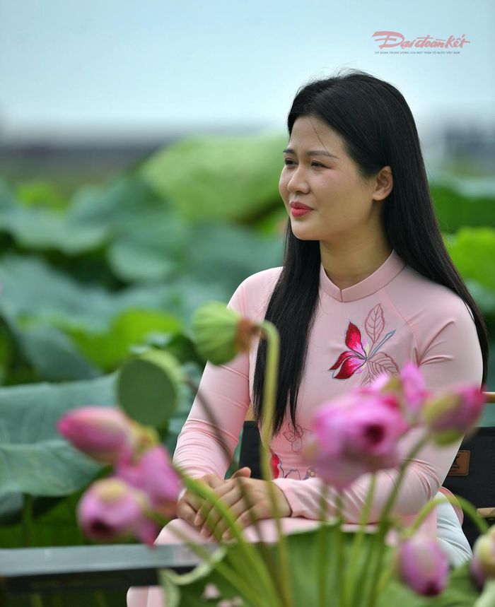 Vẻ đẹp của người phụ nữ Việt Nam với tà áo dài, duyên dáng bên đầm sen thơm mát.