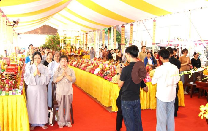 Nghi thức lễ trì tụng kinh Địa Tạng. Ảnh: NA.