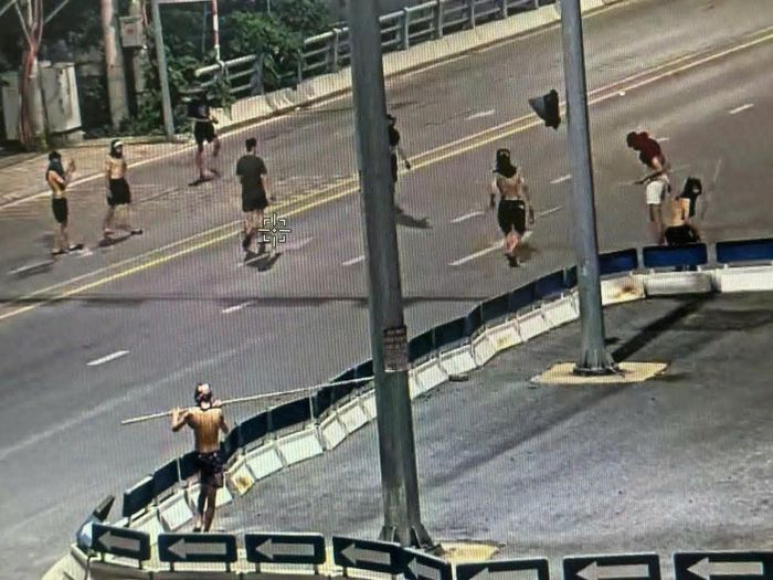 Nhón người cầm hung khí, cởi trần, dàn hàng giữa đường. HÌnh ảnh được ghị nhận tại Trung tâm Thông tin chỉ huy Công an tỉnh Phú Thọ. Ảnh: CACC.