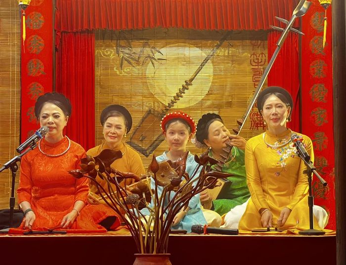 Tại Bích Câu Đạo quán, tiếng đàn đáy sâu lắng hòa cùng nhịp phách rộn ràng trong một không gian cổ kính.
