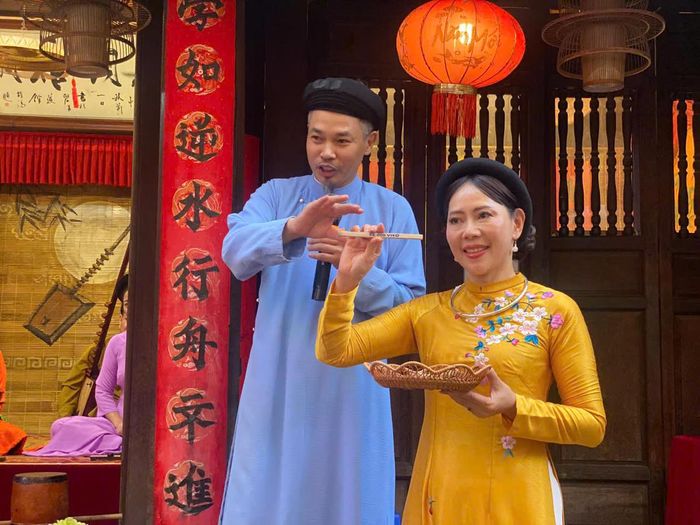 Các nghệ nhân giới thiệu cho khán giả về thẻ trù.