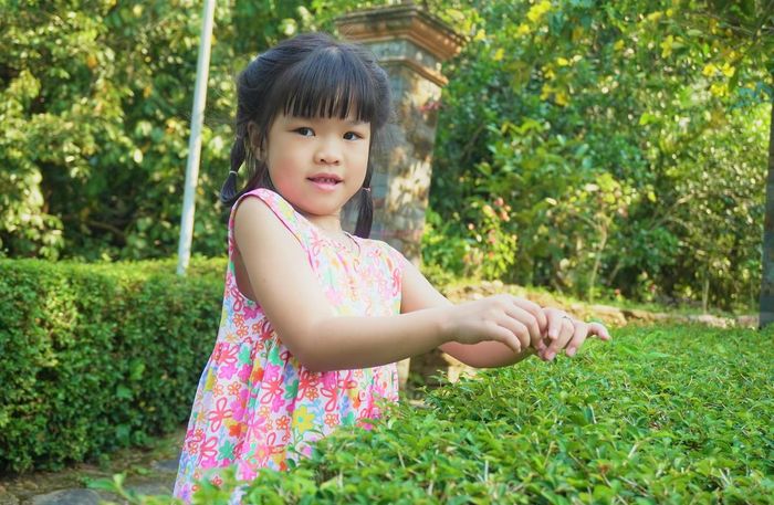 Những em nhỏ check in ở làng cổ Lộc Yên. Ảnh: CĐ.