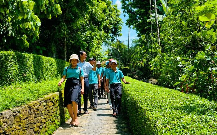 Du khách tham quan làng cổ Lộc Yên. Ảnh: TT.