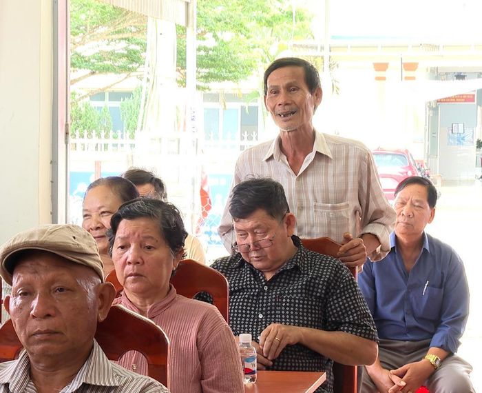 Cử tri xã Bảo Lâm 3, tỉnh Lâm Đồng, phát biểu ý kiến liên quan đến sáp nhập thôn tại hội nghị.