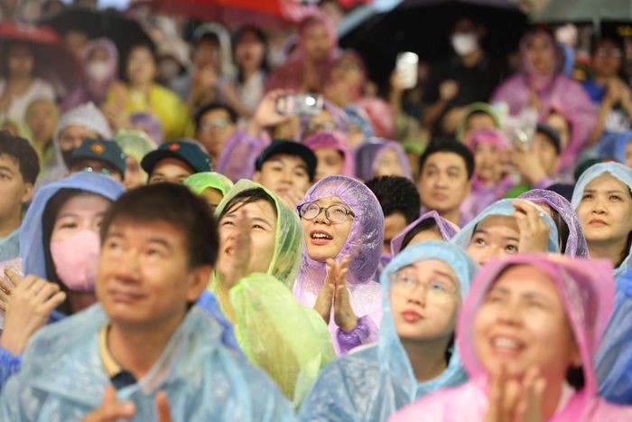  Những thước phim tư liệu kết hợp cùng nghệ thuật sân khấu giúp khán giả hiểu hơn về các chiến công thầm lặng, sự hy sinh và cống hiến của nhiều thế hệ cán bộ, chiến sĩ An ninh nhân dân. Ảnh: THU HOÀI 