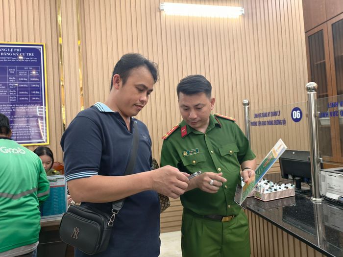  Trong đợt cao điểm, công an các xã phường trên địa bàn TP.HCM cũng hướng dẫn người dân cài đặt ứng dụng SOS an ninh trật tự. Ảnh: N.TÂN 