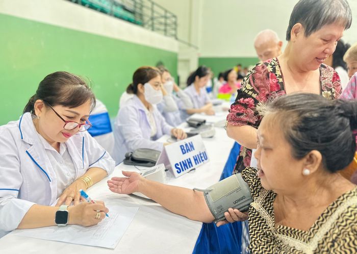  Người dân TP.HCM được khám sức khỏe miễn phí. Ảnh: THẢO PHƯƠNG 