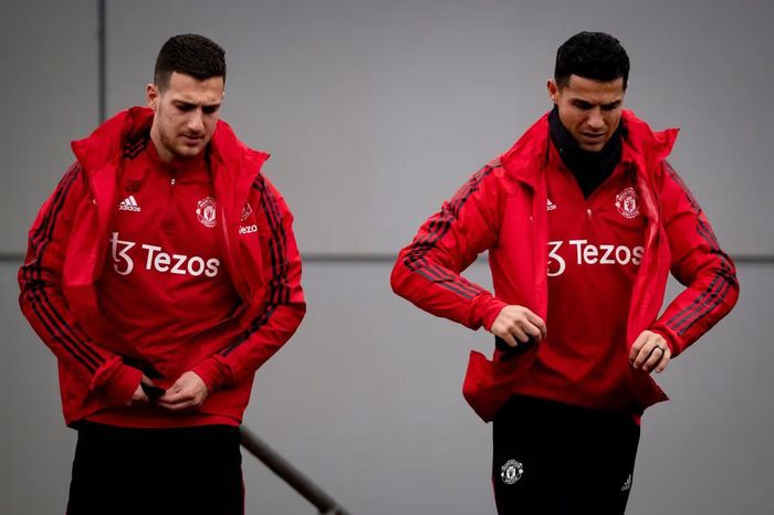  Ronaldo và Dalot trong màu áo MU. ẢNH: MIRROR 
