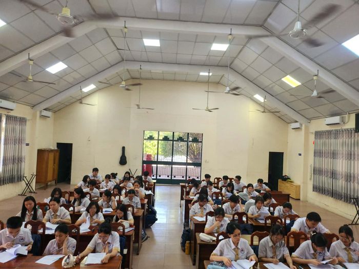  Học sinh Trường THPT Võ Trường Toản, phường Tân Thới Hiệp (TP.HCM) học tạm tại trụ sở phòng GD&amp;ĐT quận 12 cũ trong thời gian trường sửa chữa, cải tạo. Ảnh: Nguyễn Quyên 
