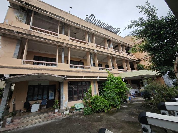  Một trụ sở cho thuê giá rẻ vẫn mang lại lợi ích lớn hơn là bỏ hoang xuống cấp dần. Ảnh: TRỌNG PHÚ 