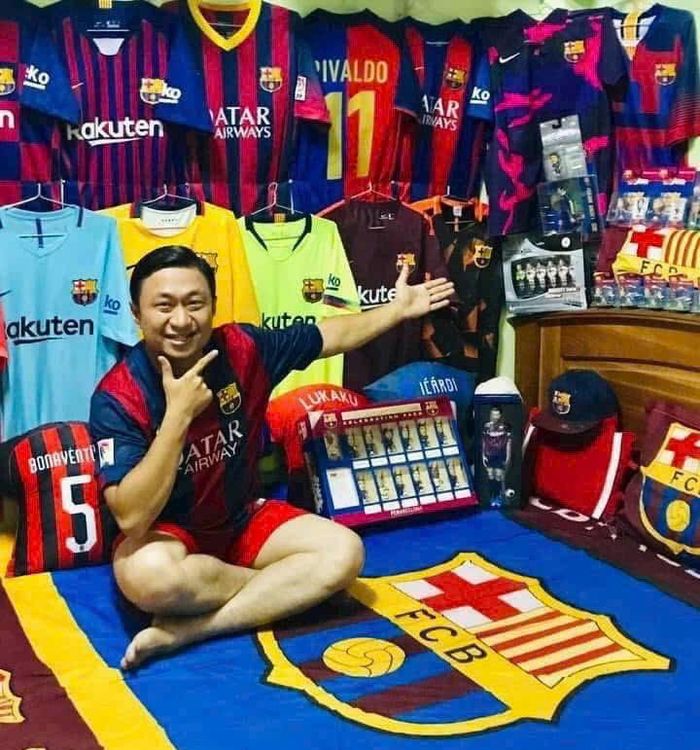  Tuân tự hào với bộ sưu tập của CLB Barcelona, trong đó gồm chiếc áo dài tay giới hạn của Messi ở năm 2012 giữ kỷ lục ghi tổng cộng 91 bàn thắng (79 bàn cho CLB và 12 bàn cho tuyển Argentina); phá vỡ kỷ lục cũ 85 bàn tồn tại suốt 40 năm của huyền thoại Gerd Muller. Chiếc áo quý giá của Messi mà Tuân đã đấu giá mua 50 triệu đồng. 