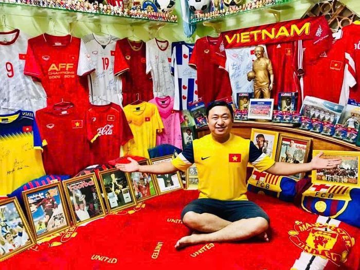  Chàng trai có sở thích kỳ lạ "ăn bóng đá, ngủ bóng đá". 