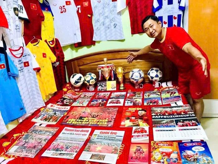  Bóng đá Việt Nam có một không gian lớn trong "bảo tàng" của Tuân. 