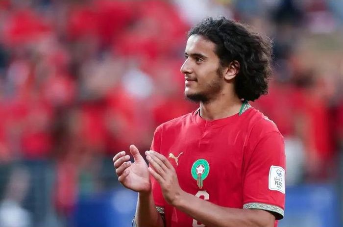 Thần đồng Ayoub Bouaddi của tuyển Morocco và CLB Lille của Ligue 1, Pháp có gương mặt đặc trưng của chàng trai đạo Hồi vùng Bắc Phi.
