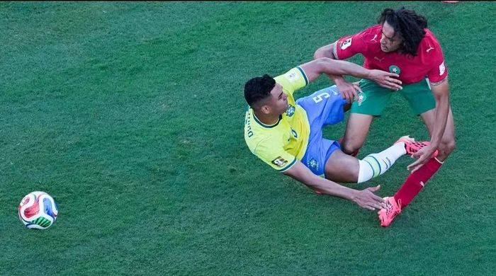 Nhìn cách thần đồng Ayyoub Bouaddi vào bóng với "ông chú" Casemiro và biến cựu binh này như cái bóng của chính mình đã cho thấy tất cả.