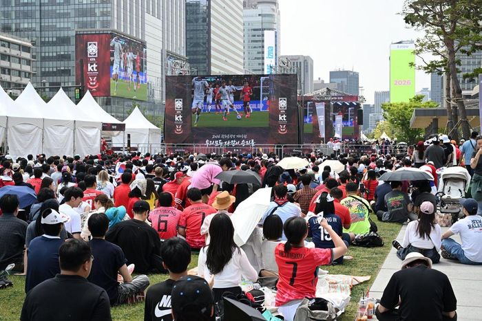 Không khí Fan's Zone ở Gwanghmamun rất vui vẻ.