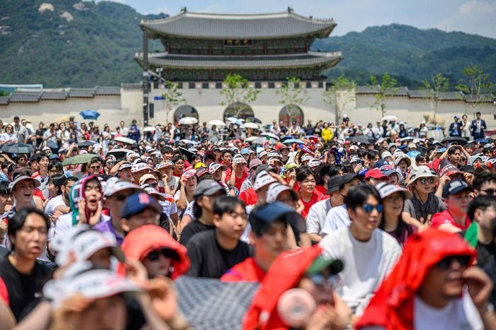 Quảng trường Gwanghwamun ở Seoul xuất hiện hàng ngàn fan Hàn Quốc trẻ trung xem tuyển Hàn Quốc đá trận đầu World Cup 2026 ngược dòng thắng tuyển Cộng hòa Czech.