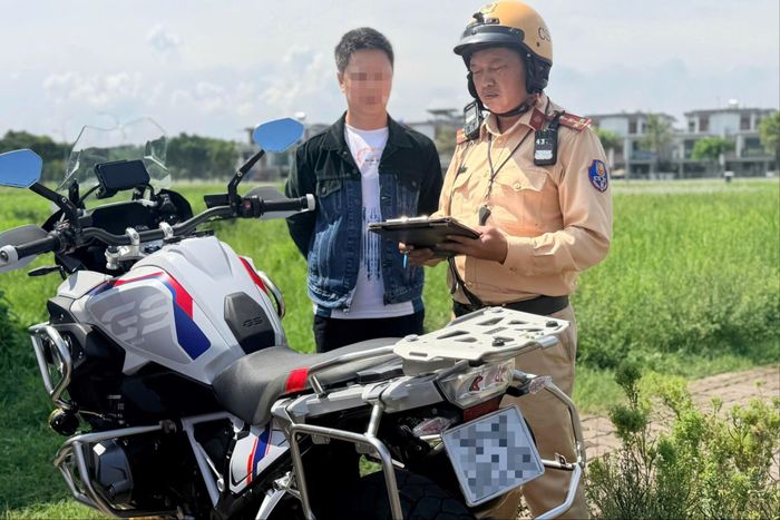 Tổ công tác Đội CSGT Rạch Chiếc kiểm tra nhóm người cùng các xe mô tô phân khối lớn tụ tập tại Khu dân cư Đông Tăng Long, phường Long Phước, TP.HCM vào sáng 14-6. Ảnh: XUÂN MINH