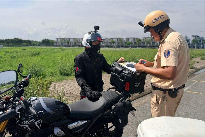 CSGT lập biên bản vụ việc sau khi phát hiện 4 người điều khiển xe mô tô phân khối lớn tập trung tại khu đô thị đang trong quá trình thi công. Ảnh: XUÂN MINH