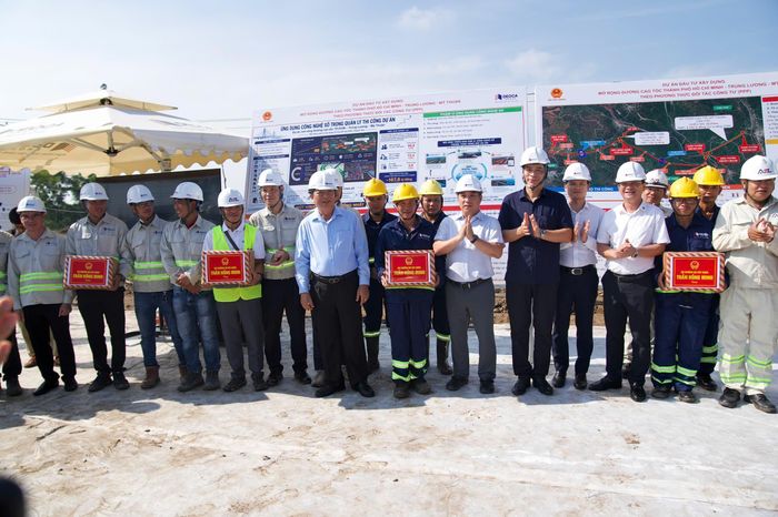  Lãnh đạo Bộ Xây dựng tặng quà, động viên công nhân thi công dự án 