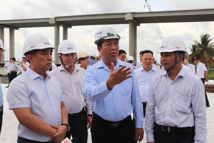 Bộ trưởng Bộ Xây dựng yêu cầu tập trung nguồn lực cho các hạng mục trọng điểm, phấn đấu rút ngắn thời hoàn thành dự án cầu Đại Ngãi khoảng 3-6 tháng
