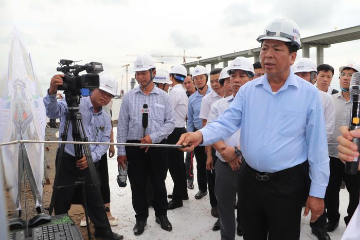 Bộ trưởng Bộ Xây dựng Trần Hồng Minh cùng đoàn công tác đã đến kiểm tra tiến độ thi công dự án cầu Đại Ngãi nối tỉnh Vĩnh Long và TP Cần Thơ.