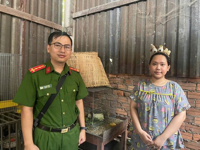  Chị Loan cho biết trước đó đã phát hiện con kỳ đà vân bắt trộm gà trong vườn nhà. Ảnh: CA 