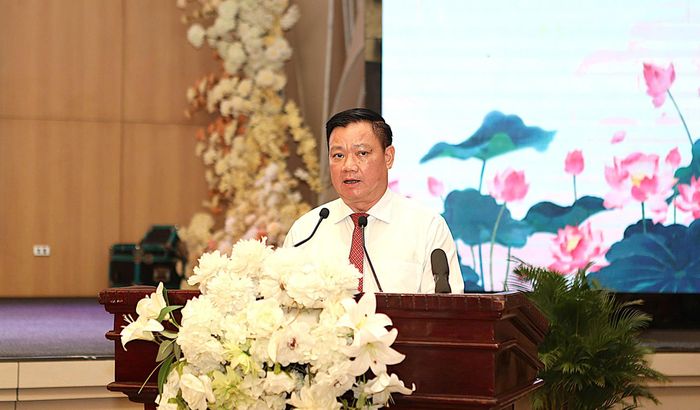  Ông Nguyễn Khắc Thận - Ủy viên Trung ương Đảng, Bí thư Tỉnh ủy Nghệ An phát biểu. 