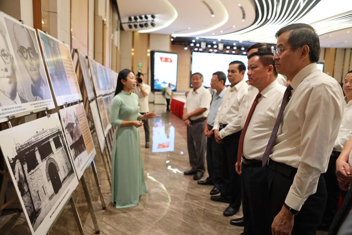  Các đại biểu tham quan trưng bày chuyên đề về thân thế, sự nghiệp, cuộc đời hoạt động cách mạng, những cống hiến to lớn của đồng chí Hồ Tùng Mậu. 