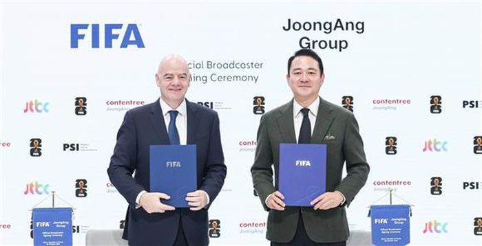  Chủ tịch FIFA Gianni Infantino và Phó Chủ tịch Tập đoàn JoongAng Hong Jeong-do. Ảnh: JoongAng.