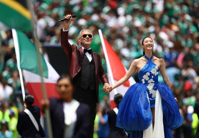  Hình ảnh của EJAE và Andrea Bocelli ở sự kiện thể thao đình đám. Trước khi được biết đến với nghệ danh EJAE, Kim Eun Jae có hơn một thập kỷ theo đuổi giấc mơ trở thành thần tượng Kpop. Sinh năm 1991, cô gia nhập hệ thống đào tạo của SM Entertainment vào 2003. Trong suốt 12 năm làm thực tập sinh, Kim Eun Jae không có cơ hội ra mắt với tư cách nghệ sĩ solo hay thành viên nhóm nhạc. Hợp đồng của cô với công ty chính thức kết thúc vào 2015. Nói về lý do không thể ra mắt, EJAE từng chia sẻ cô không phù hợp với định hướng nghệ thuật công ty theo đuổi ở thời điểm đó. Nữ nghệ sĩ cho biết bản thân hiểu quyết định của công ty và không hề oán trách. Tuy nhiên, việc phải từ bỏ giấc mơ từng khiến cô trải qua khoảng thời gian khó khăn về mặt tinh thần. Ảnh: Reuters/Yonhap. 