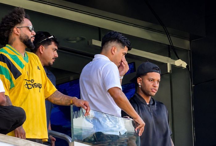 Rodrygo và Marcelo cũng có mặt ủng hộ đội bóng quê hương trên khán đài. Ảnh: Reuters.