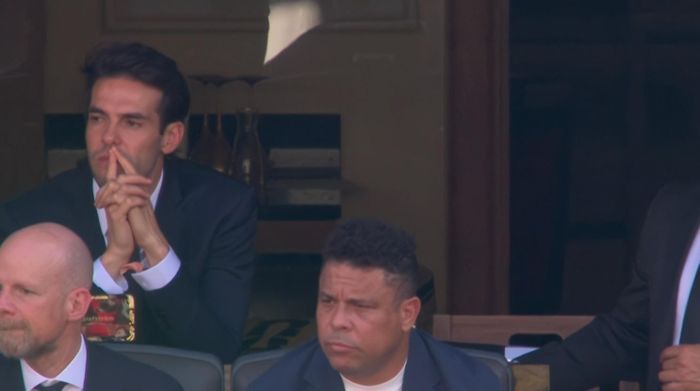 Vẻ lo lắng của Kaka và Ronaldo De Lima khi Brazil nhập cuộc không tốt. Ảnh: Twitter. Sự chú ý đổ dồn về Neymar dù anh không ra sân thi đấu. Ảnh: Reuters.