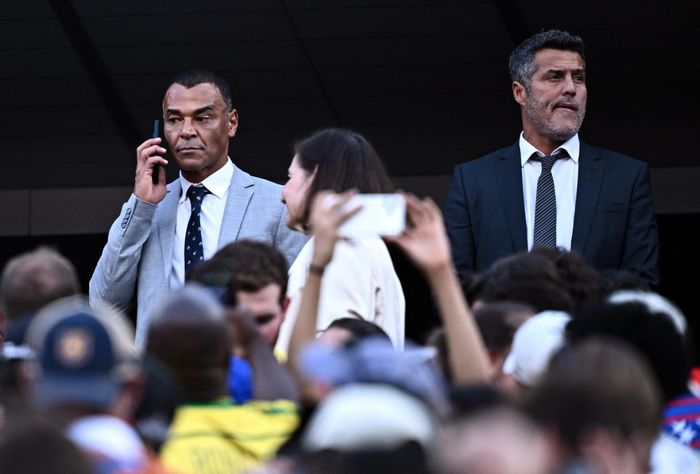 Các cựu danh thủ Cafu và Julio Cesar trên khán đài. Ảnh: Reuters.