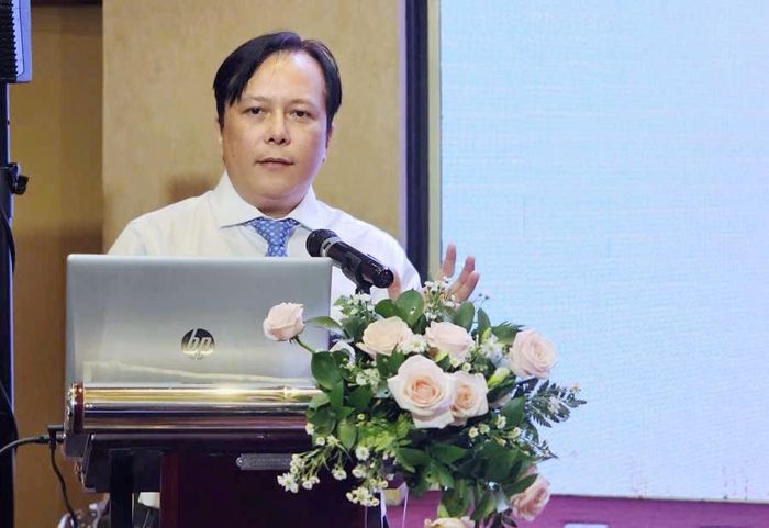  TS.BS Trần Công Duy Long báo cáo tại hội nghị. Ảnh: Nguyễn Thuận. 