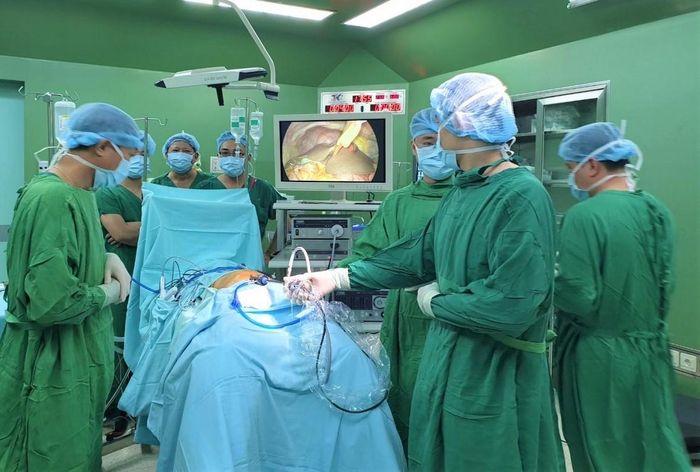  Ê-kíp phẫu thuật nội soi cắt u gan. Ảnh: BVCC.