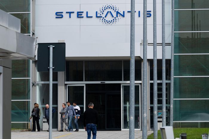  Volkswagen, Stellantis và Renault cho biết họ cam kết duy trì nền tảng sản xuất mạnh mẽ tại châu Âu, nhưng điều này cần đi kèm một môi trường pháp lý thực tế hơn từ EU. 
