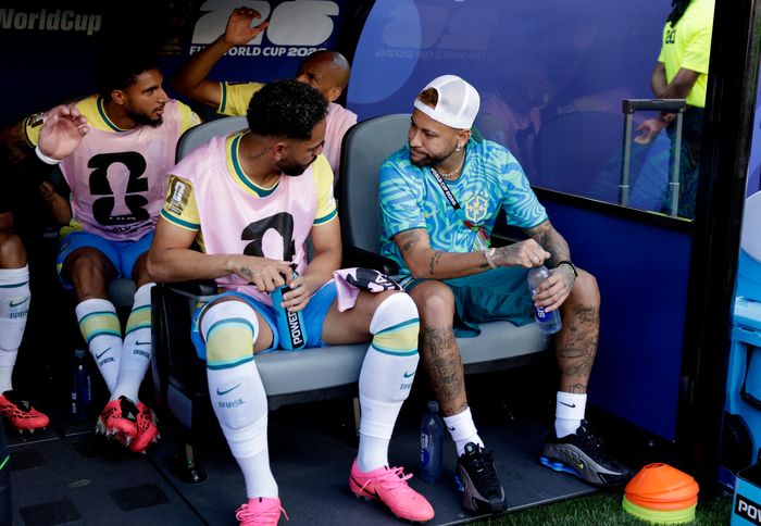 Neymar cũng dành thời gian để trò chuyện cùng các đồng đội trên cabin huấn luyện. Kinh nghiệm thi đấu dày dặn của Neymar được kỳ vọng sẽ giúp ích cho "Selecao". 