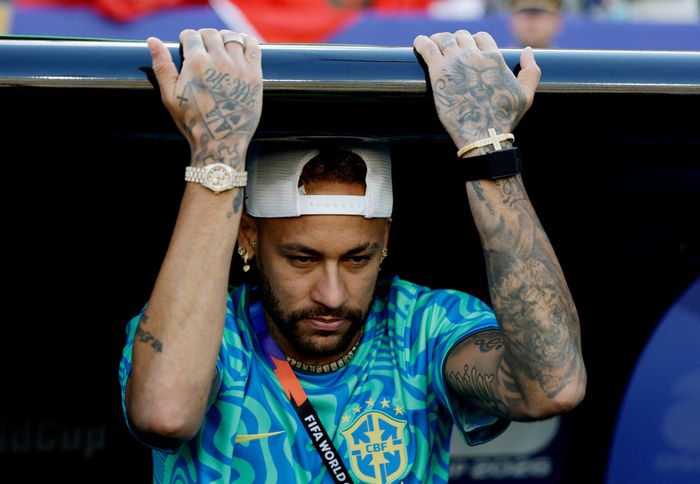  Dù vậy, cảm xúc của Neymar nhanh chóng thay đổi khi Brazil gặp nhiều khó khăn trước Morocco. Đại diện Nam Mỹ chịu lép vế về mặt thế trận và còn để đối thủ vươn lên dẫn trước. 