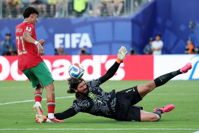  Brazil có thể đã phải trả giá nếu Alisson Becker không có pha thi đấu quả cảm và cuối trận. 
