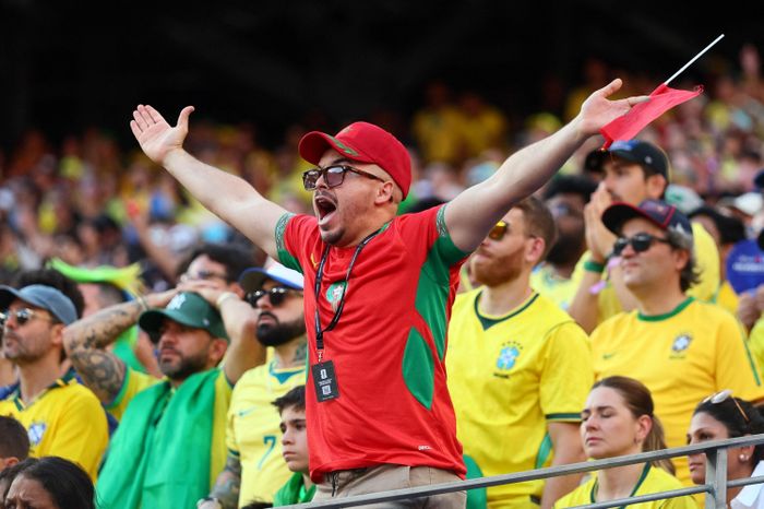  Sự xuất hiện đông đảo của người hâm mộ Brazil và Morocco giúp FIFA phần nào xoa dịu áp lực từ làn sóng chỉ trích liên quan đến tình trạng ghế trống tại nhiều trận đấu trước đó. 